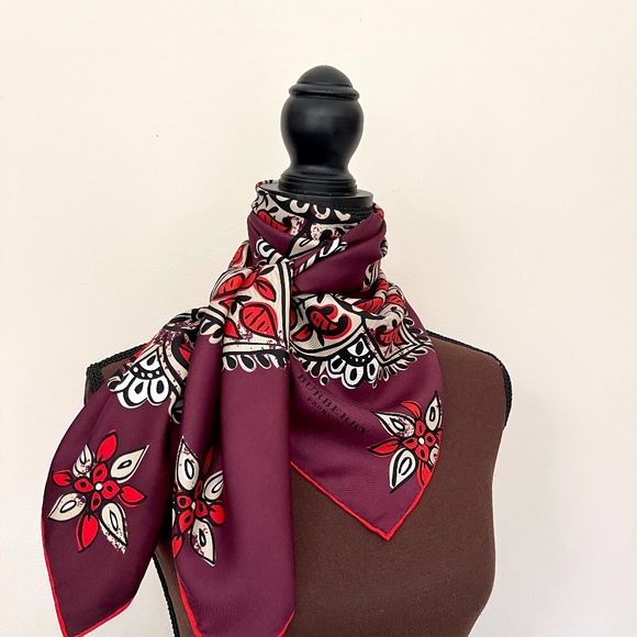 NWT Burberry Scarf Lucky Alhambra Flower Silk Wrap - Picture 14 of 16